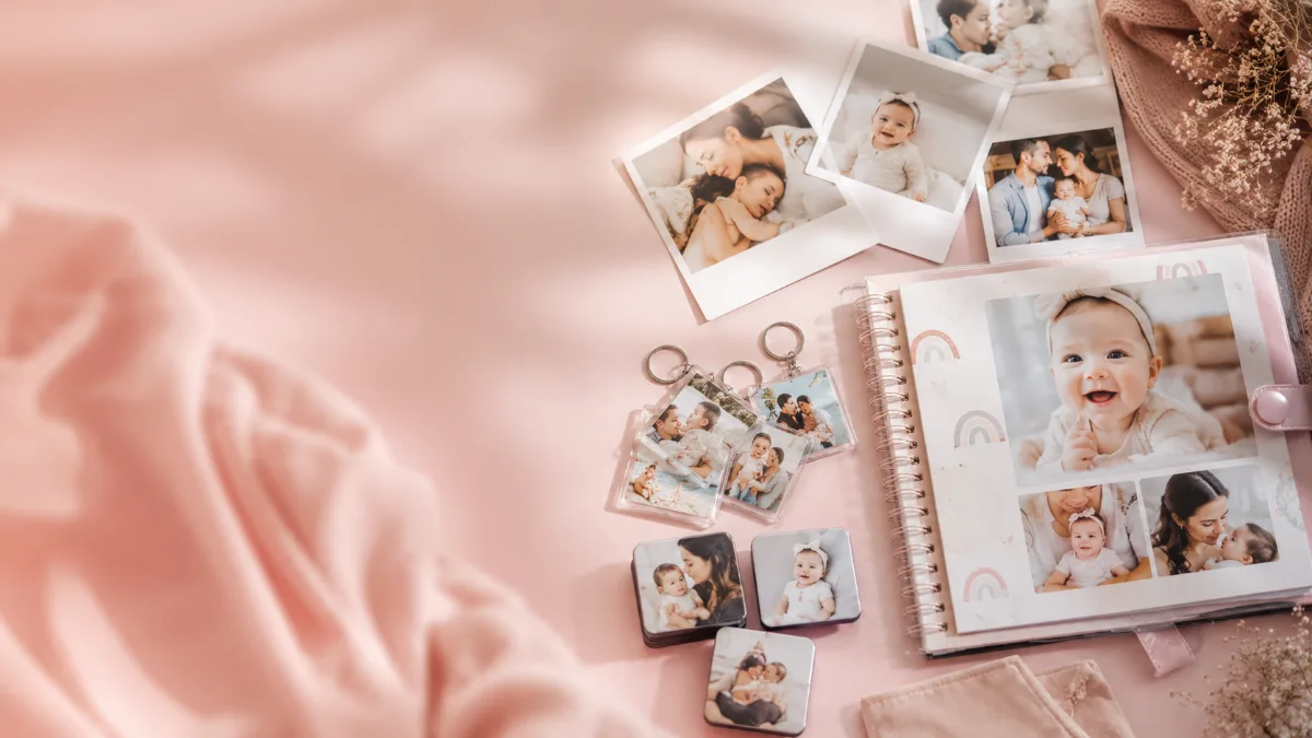 Produtos personalizados Mimos: polaroids, chaveiros e caderneta sobre tecido rosa
